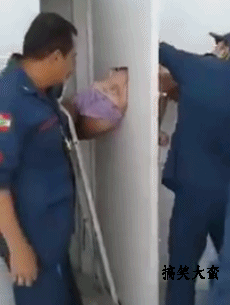 搞笑gif:新娘都懵了,火苗蹿这么高怎么跨?