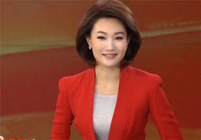 她便是李梓萌,77年年出生在辽宁沈阳,是一名中央电视台主持人,同时