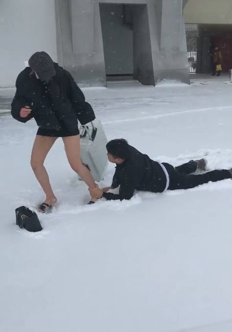 小伙趴在雪地里抱女友大腿崩溃大哭,原因让人大跌眼镜