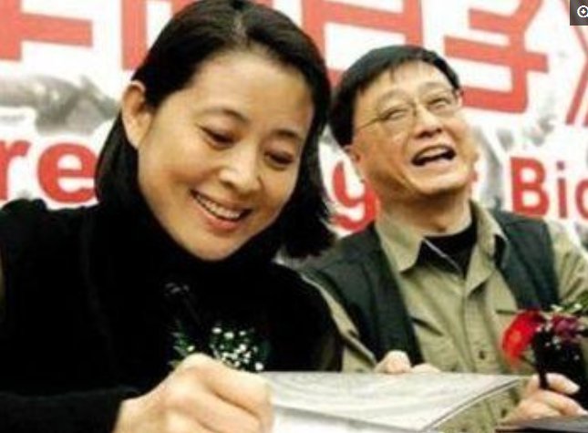 57岁央视主持人倪萍现任老公杨亚洲近照曝光