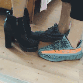 搞笑gif:小伙这床单子莫非是传家宝,旧成这样还在用