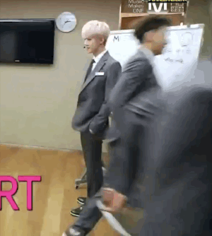 他们喜欢把一只手插进裤子口袋,另一只手放在外面.