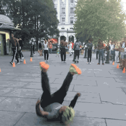 搞笑gif:大哥,你这碰瓷也太拼了吧