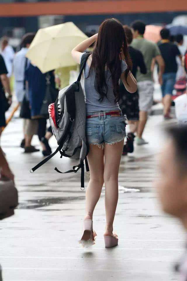 街拍路人:上身胖的女人,有点小肚肚,穿好了就是"潜力股"