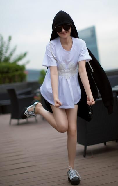 许晴的风格多变,像这张街拍照片也是少女感十足,简单的一件白色