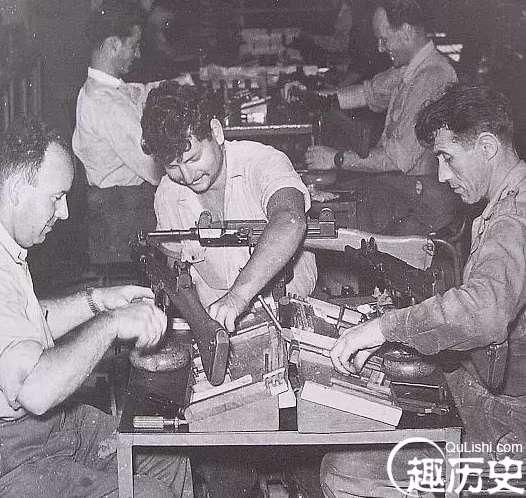 1950年在兵工厂中生产的uzi冲锋枪