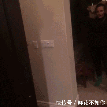 爆笑gif动图:甜美的笑容,我真的被迷住了!