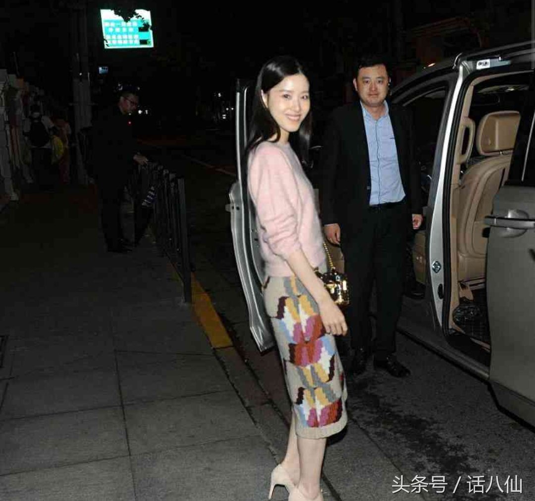 章泽天深夜外出,刚出门就碰到记者,素颜不惧镜头,依旧