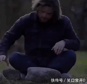 搞笑幽默的动态图gif 直播的时候妈妈进来了 扎心啊