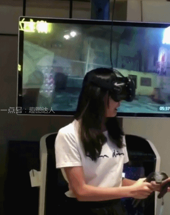 搞笑gif图:自己选的vr游戏,哭着也要玩完!
