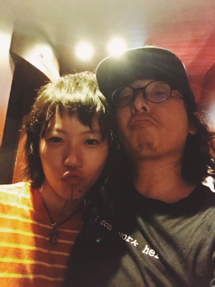 窦靖童与男友人搂肩卖萌 无视新恋情传言心情大好