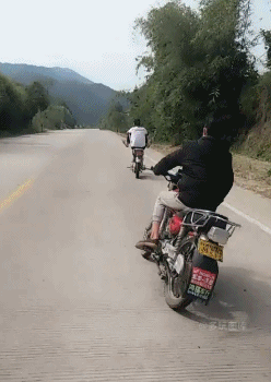 搞笑gif:妹子你口干就去倒杯水喝!在这里一味舔来舔去