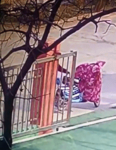 黄衣女子:老公,对不起,我的cd才刚好 搞笑段子: 1.