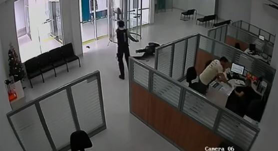 男子持长枪抢劫银行 抢完爬楼顶撒赃款