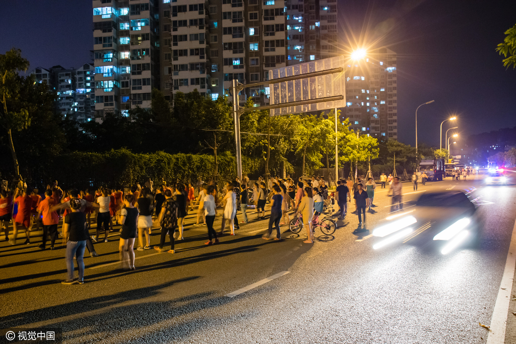 大妈占车道跳广场舞 成"公路霸王花"