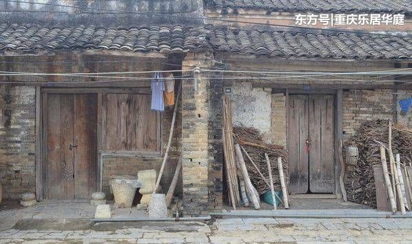 在农村,婆婆现在有三套房子,一套是婆婆自己的老房子,有两套是婆婆