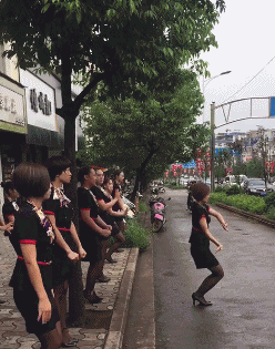 刚上地铁坐下,看到对面妹子的手提袋,我顿时凌乱了