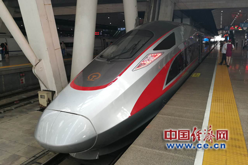 即将发车的"复兴号"c2025次京津城际列车.
