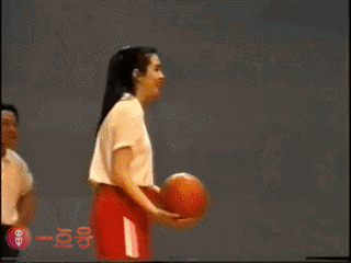 搞笑gif:小伙的眉宇间,写满了不解风情