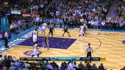 本场比赛林书豪表现出色,在首发球员表现不佳时扛起了全队的进攻重任