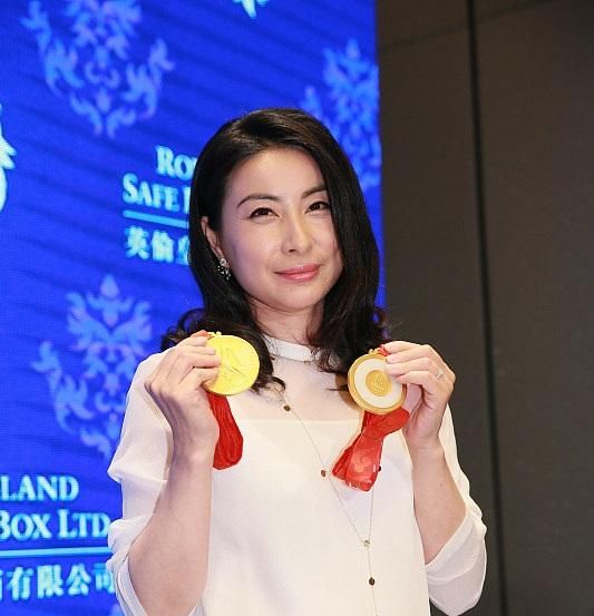 郭晶晶价值过亿的金牌交母亲保管,一对儿女不知道妈妈是世界冠军