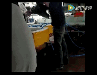 都是演技派 挑好的东西先假装拿到柜台后面装袋 一个弯腰其实就已经