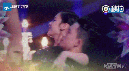 黄圣依和男舞伴贴面热舞