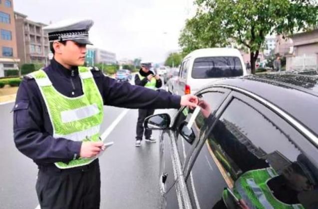 交警:被贴罚单后先别慌,这些罚单可直接撕掉,交钱你就