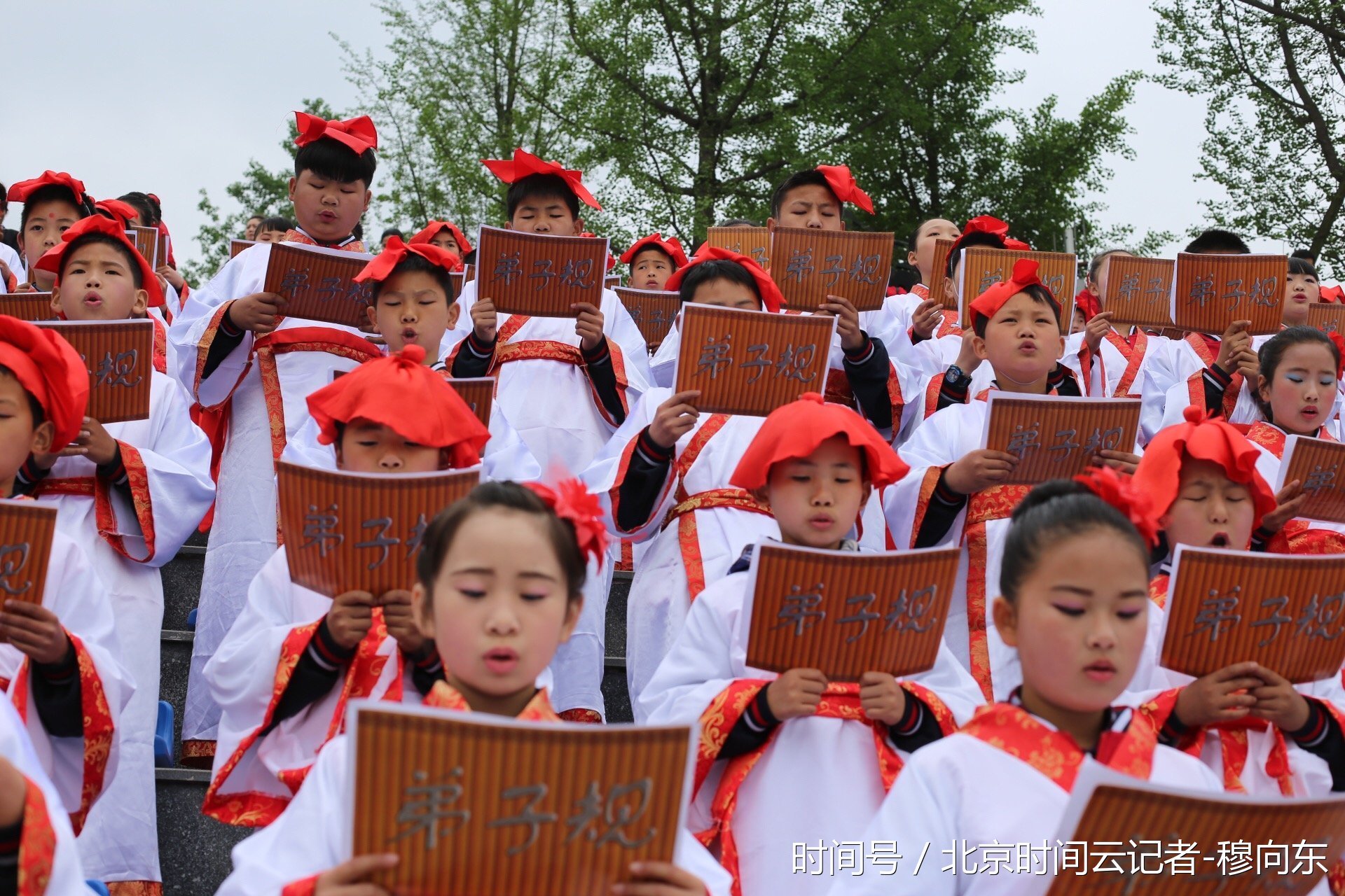 来自遵义市,湄潭的专业老师,小学生2000余人身着统一汉服诵读古今经典