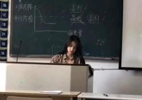 "最美大学班主任"爆红,当看到她大腿时,网友:确定这是老师?