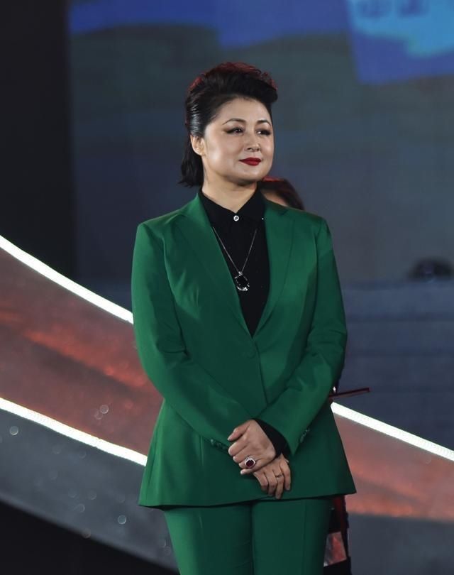 46岁"谢大脚"于月仙身材严重发福,大方脸比姐夫赵本山