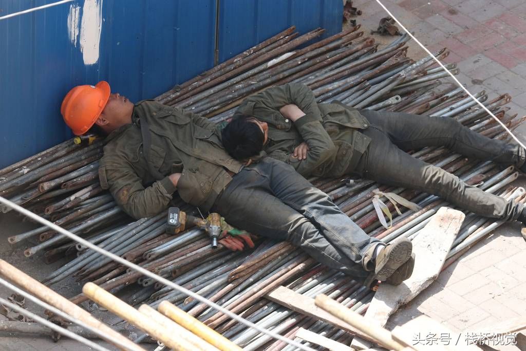 背井离乡来青岛打拼,实拍农民工午休劳作,席地而睡让人心酸
