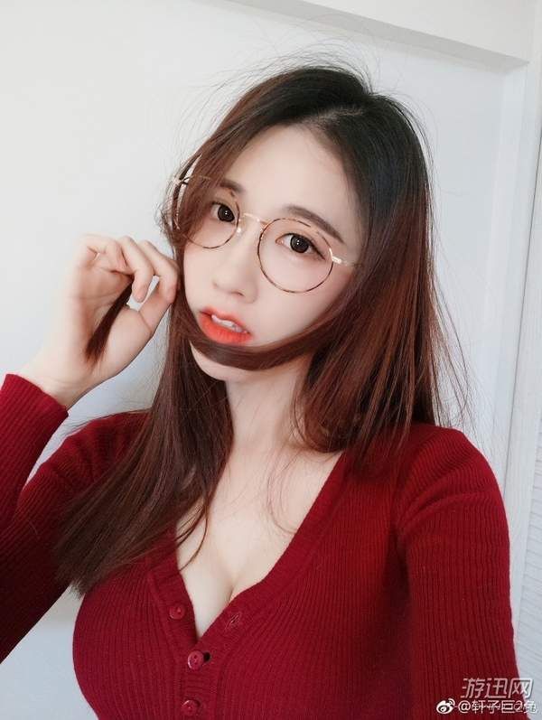斗鱼第一御姐晒新年美照 粉丝调侃:拿根铁棍干什么?