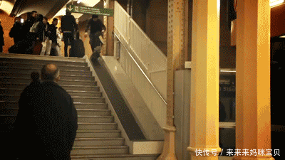 搞笑gif:小伙子,你过来看看,伤心了没有啊?