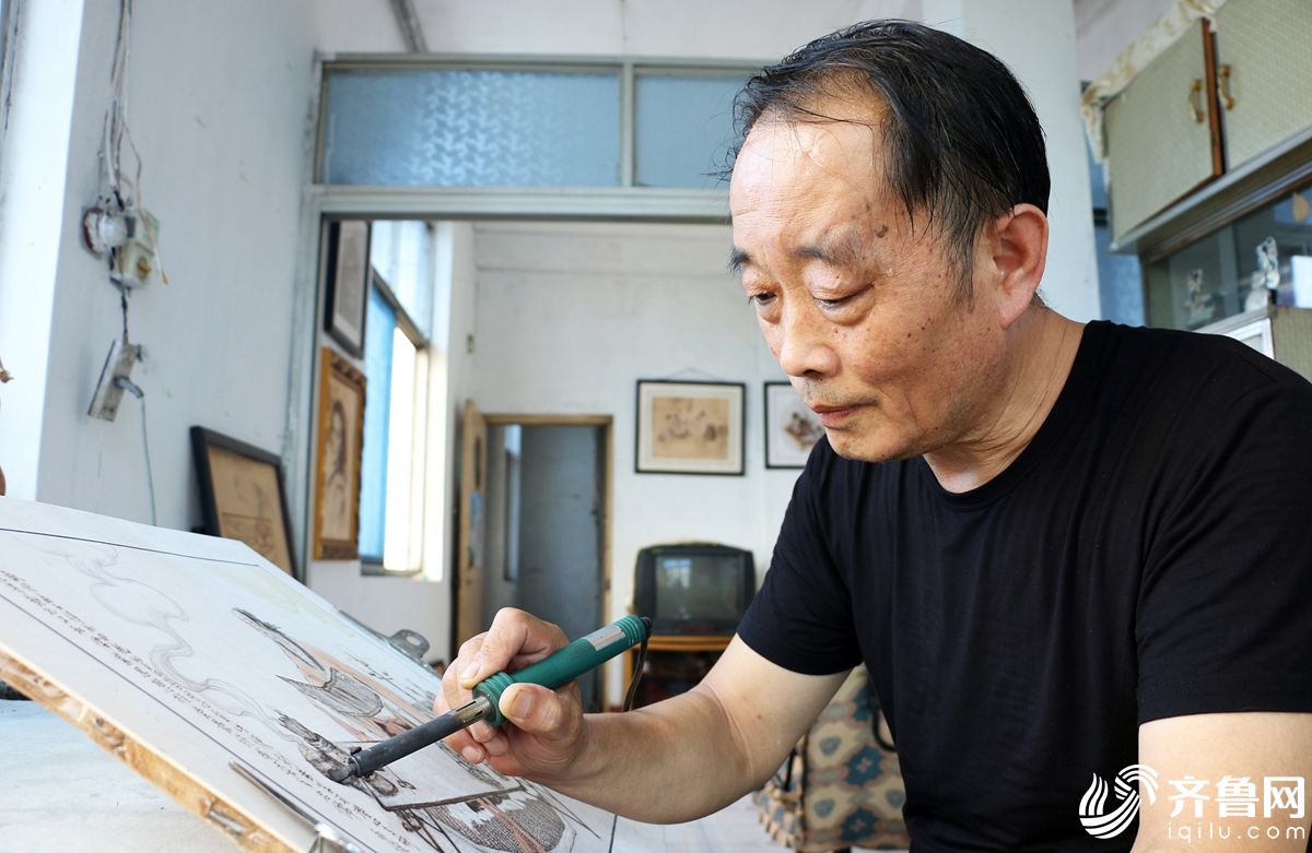 2008年,有着市级书法会员头衔的刘永俊接触上了烙画,而慢慢变得痴迷
