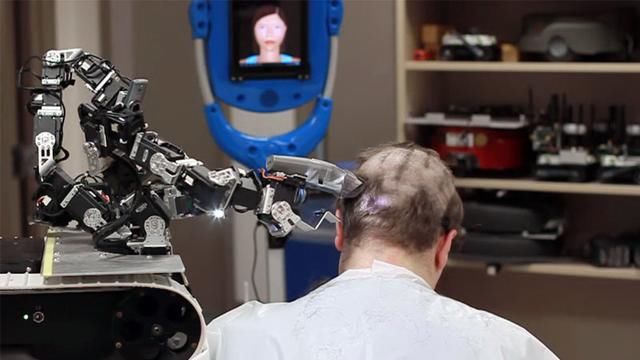 科学家发明剪发机器人,剪出的发型太辣眼,理发师笑了