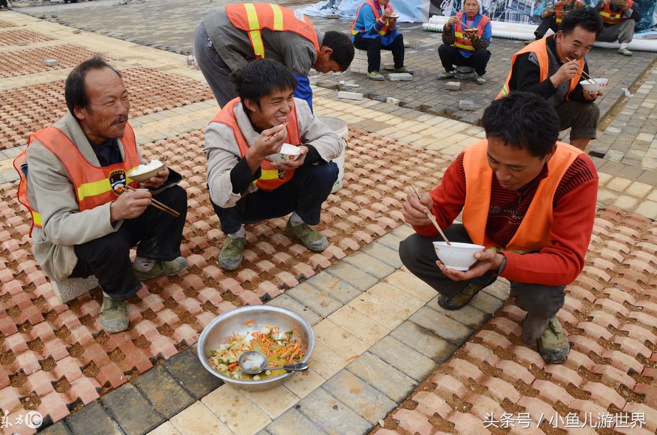 贵州省凯里市,建筑工地上的农民工围着在露天空地上面吃午餐,几个人吃
