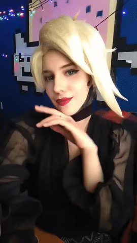 大胸妹子cos《守望先锋》天使 美女酗酒买醉乱抛媚眼