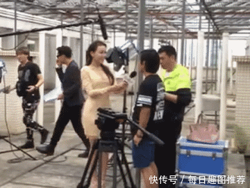 搞笑gif图:把醉酒女同事送回家,我要不要留下来陪她
