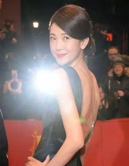 因撞脸吴倩莲出名,被称为最会演戏的模特,却嫁给十八线龙套演员