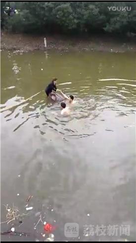 泰州一女司机将车开下河 市民用洗澡盆救其上岸