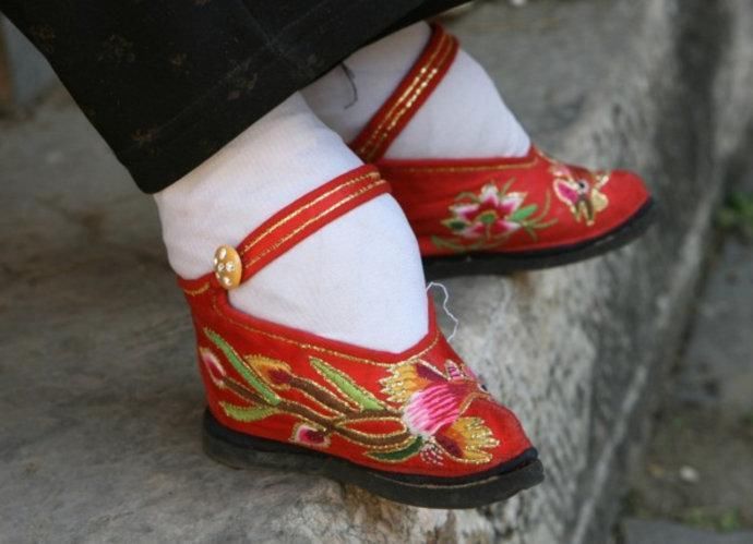 揭秘古代缠足,赤脚的三寸金莲让人触目惊心