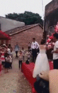 抛个花能把大娘砸晕?新娘你故意的吧!