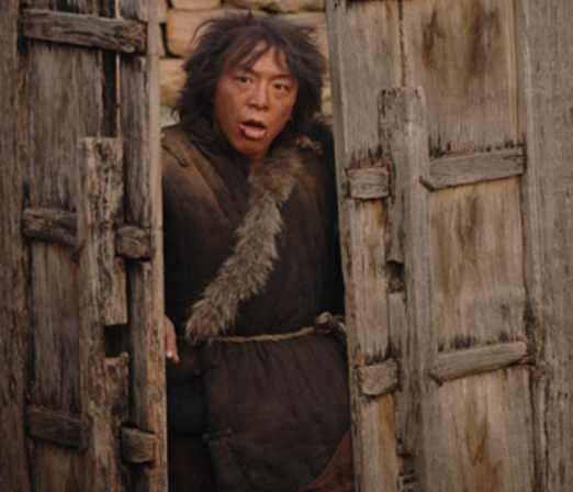 算命先生指着一个傻子说:全村只有他能发大财,只因他不是人