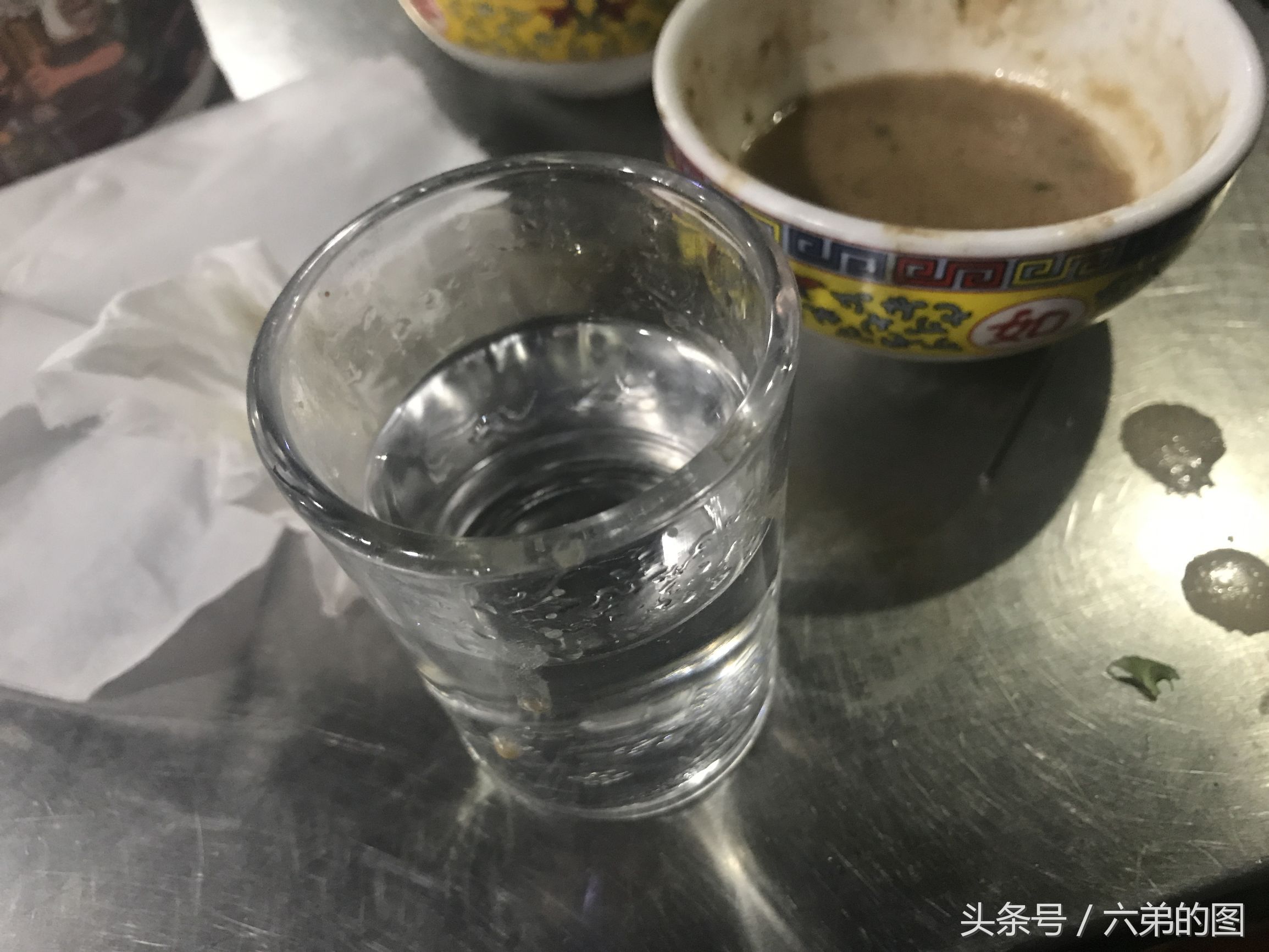 用火锅烧烤招待大学兄弟!3人喝两瓶白酒,一顿午饭花了