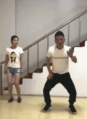 搞笑gif:撩妹神技,大家都学着点儿!