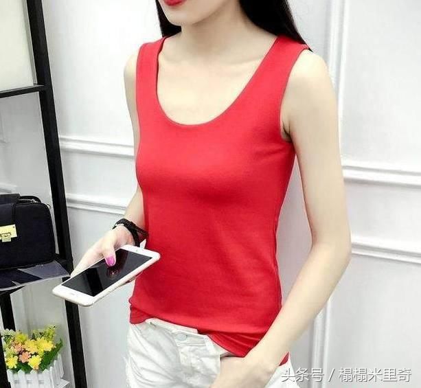 女生穿吊带小背心,怎么穿才能既性感又保守,让我来教你几招