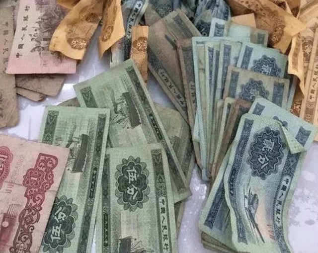 其中,这位农村老人在自己家里凑了300多块钱零钱,最终在市场上换得了1