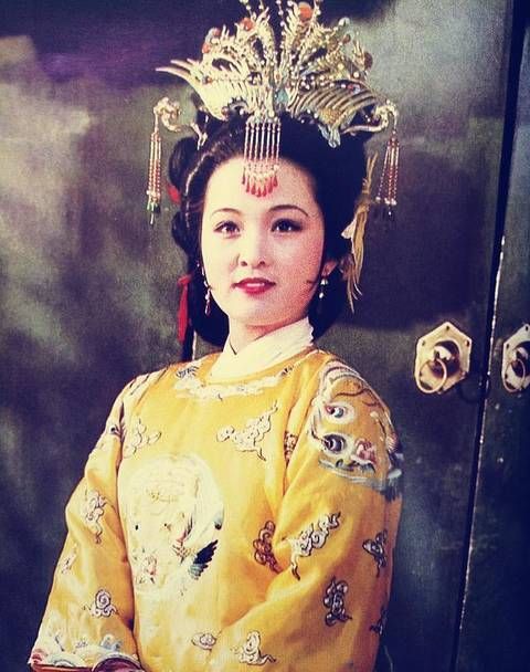 24岁出演《红楼梦》贾元春,国外获得双学士,老公去世多年未再婚
