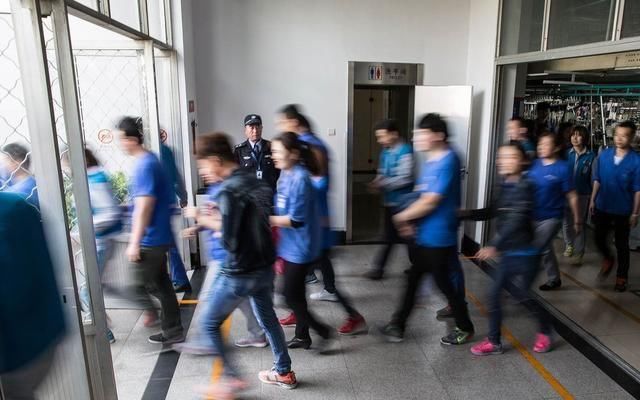 实拍:工厂里的打工者,一下班就开始狂奔,这是为什么?